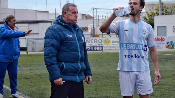 Chico Díaz bebe agua en su debut con la Lebrijana, frente al Algeciras.