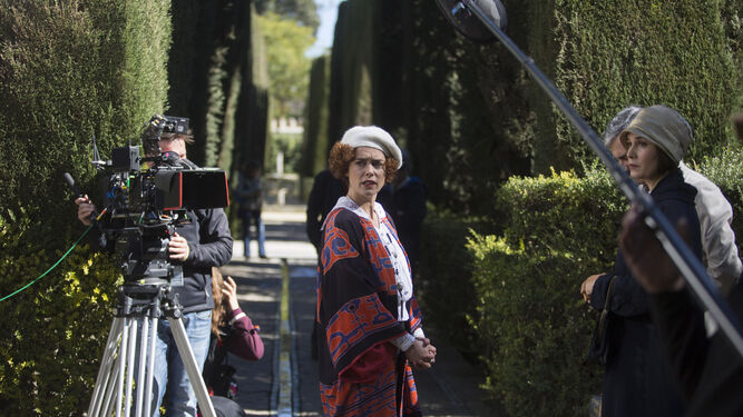 Patricia López Aranaiz rueda una secuencia junto a Celia Freijeiro en los jardines del Alcázar (Sevilla).