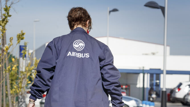 Un trabajadora de Airbus con su hijo.