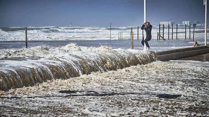La pleamar inunda el Paseo Marítimo de Cádiz en torno a las tres de la tarde de ayer.
