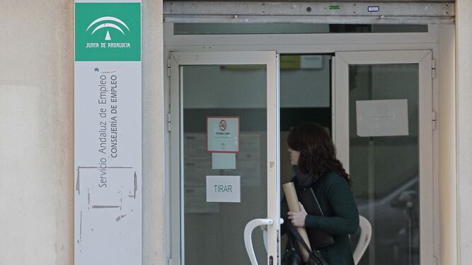 Una mujer entra a la oficina del Servicio Andaluz de Empleo de Algeciras.