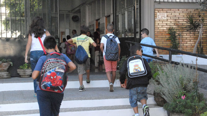 Escolares accediendo a un centro educativo de la provincia.
