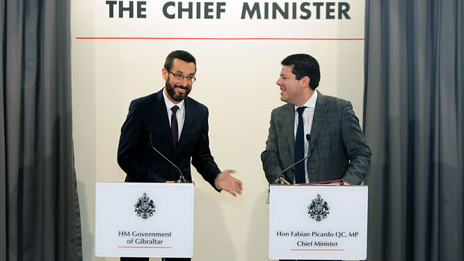 Juan Franco y Fabian Picardo, ayer en la sede del Gobierno de Gibraltar.