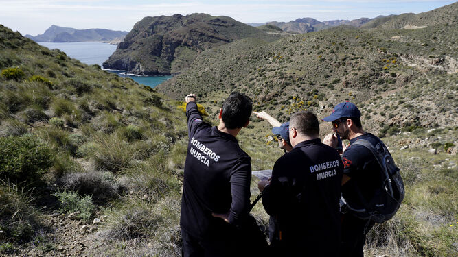 Los bomberos de Almería y El Ejido buscaron ayer en las minas.