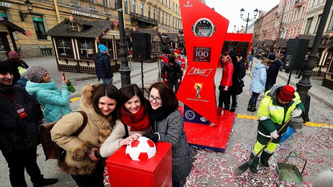 Varias personas se fotografían tras un balón en un acto promocional ayer en San Petersburgo.