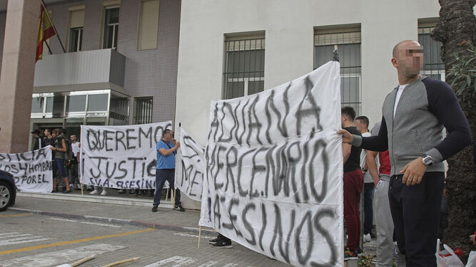 Manifestación de familiares y amigos de varios narcos, el 4 de noviembre de 2016, ante la Audiencia de Algeciras.
