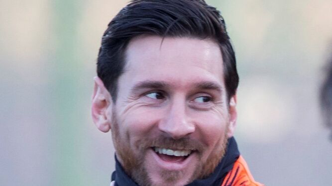 Messi sonríe durante el entrenamiento barcelonista de ayer.