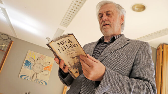 José Ruiz Mata posa con su nuevo libro en 'ArteaDiario'.