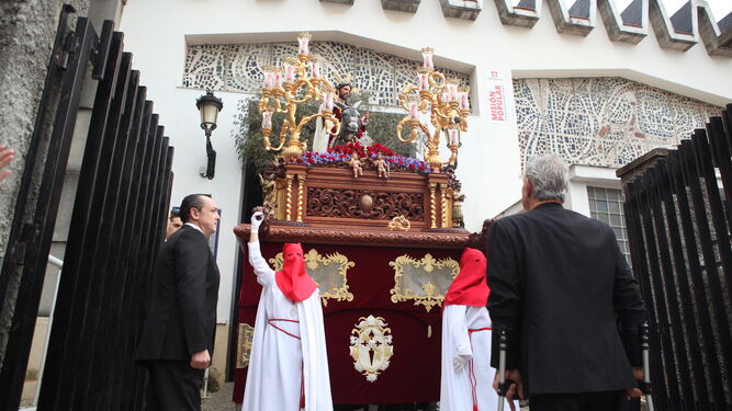 El capataz Pepe Alcalá (dcha.) manda el paso de Jesús del Amor a la salida de la iglesia el pasado Domingo de Ramos.