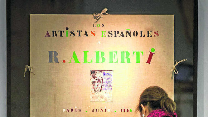La carpeta que se le entregó a Rafael Alberti en 1966 en París.