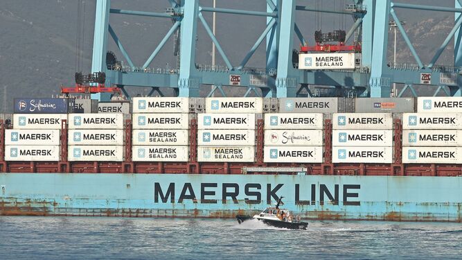 Actividad de carga de contenedores sobre un buque de Maersk Line, en Algeciras.