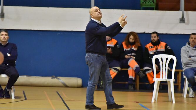 Manolo Povea, entrenador del Forus Medacbasket.