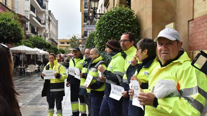 Los trabajadores de Algesa, concentrados ayer en la puerta del Ayuntamiento.