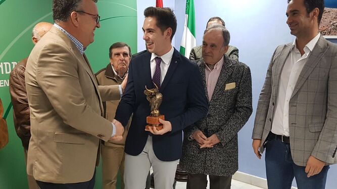 José Luis Becerra recoge el premio entregado por Ángel Gavino, ayer.