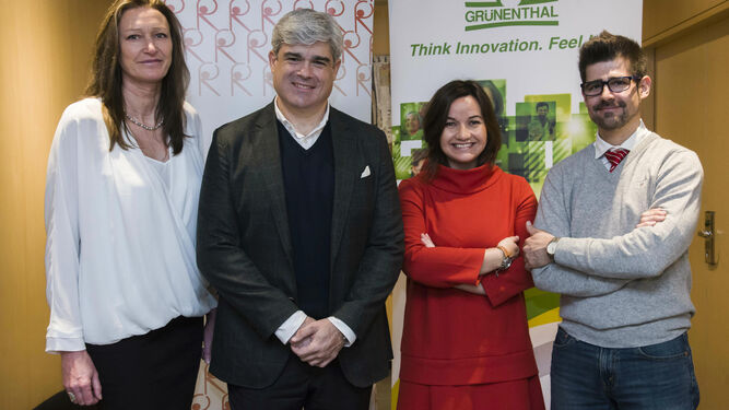 Silvia Beck, de MTR; Fernando Vega, de la LIRE; Ana Esquivias, de Grünenthal, y el reumatólogo Enrique Calvo.