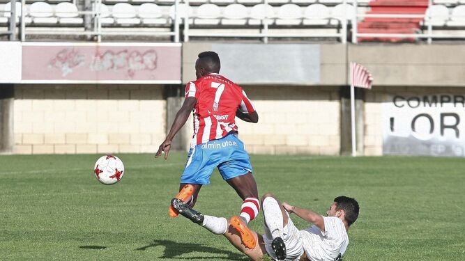 Moussa derribado por Mariño en el penalti que transformó Tano, ayer en el Nuevo Mirador.