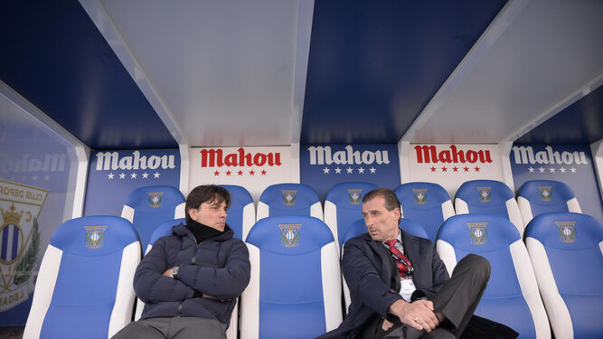 Vincenzo Montella y Óscar Arias conversan en el banquillo de visitante de Butarque antes del inicio del partido con el Leganés.