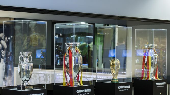 Los trofeos de la selección expuestos en la tienda de Telefónica en Madrid.