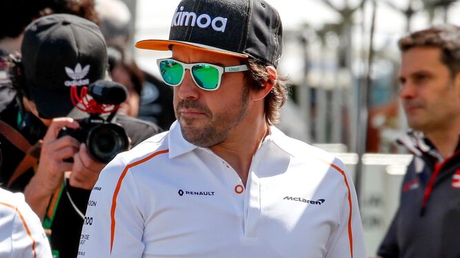Fernando Alonso camina por el parque del circuito Albert Park.