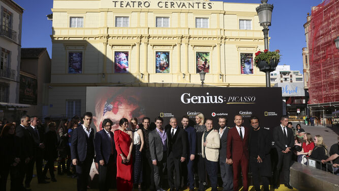Antonio Banderas junto al equipo de 'Genius' antes del estreno.