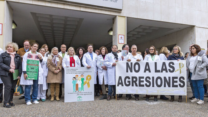 Profesionales, sindicatos y directivos del Hospital Puerta del Mar se concentraron en la entrada del centro tras la agresión a los tres médicos en febrero.