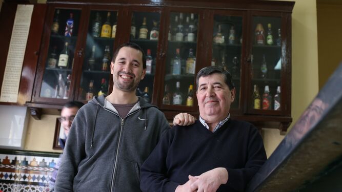 Paco Barquín con su hijo Carlos, puente generacional entre el bar y las cofradías de la iglesia.