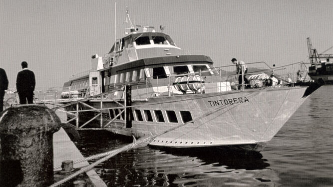 El hidroala 'Tintorera' atracado en el Puerto de Algeciras, hacia 1990.