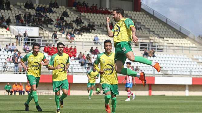 El barreño Pirulo celebra el gol que marcó el pasado domingo en Algeciras.