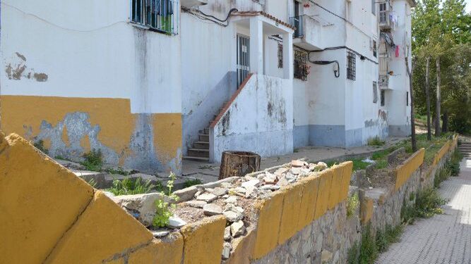 Muros con riesgo de desplome en la calle Espíritu Santo, en La Piñera.