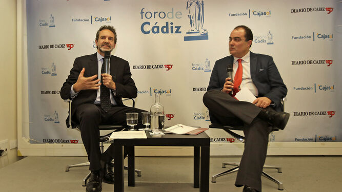 Andrés Conde en un momento del coloquio con el director de Diario de Cádiz, David Fernández.
