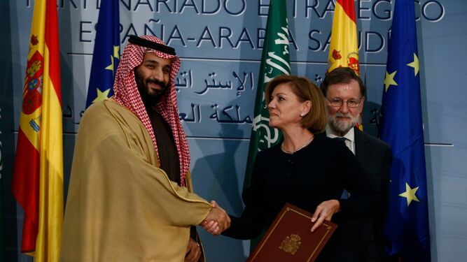 El príncipe heredero de Arabia Saudí Mohammed Bin Salman, con la ministra de Defensa María Dolores de Cospedal tras la firma del acuerdo.