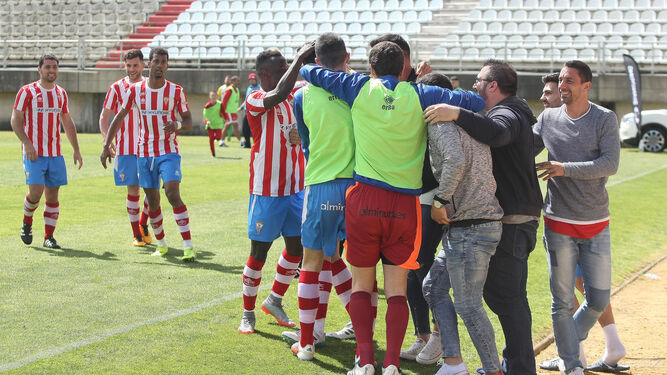 Jugadores titulares y suplentes del Algeciras hacen piña en la celebración de un gol en el Nuevo Mirador.