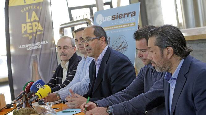 El alcalde de Villamartín, junto con los responsables de Asaja, Quesica y Expoalia, ayer, en Jerez.