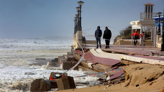 Daños en la playa central de Isla Cristina causados por el temporal en marzo.