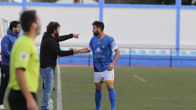 Ángel (d), habla con Juan Pedro durante un partido