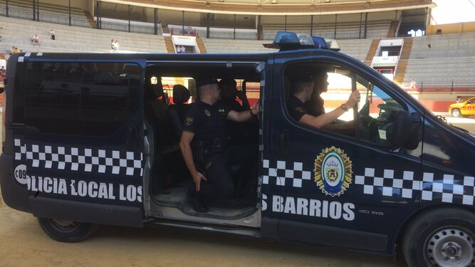 Agentes de la policía local de Los Barrios, en la plaza de toros del municipio.