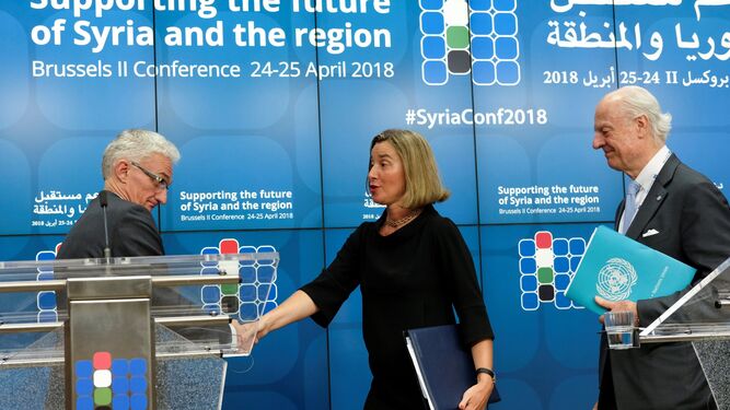 El jefe humanitario de la ONU, Mark Lowcock, saluda a la Alta Representante de la UE, Federica Mogherini, en Bruselas.