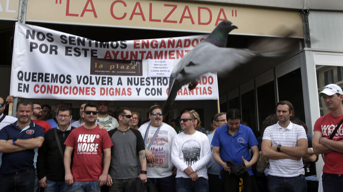 Un momento de la protesta de ayer de los comerciantes de la Plaza de Abastos, que vienen manifestándose diariamente junto al mercado provisional de La Calzada desde el pasado 18 de abril.