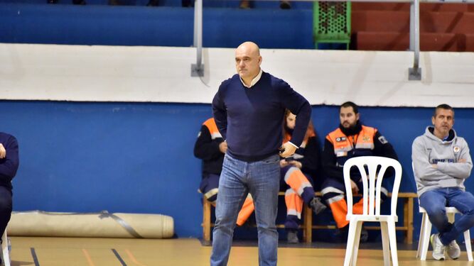 Manolo Povea, entrenador del Forus Medacbasket, en el pabellón de La Línea.