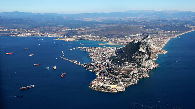 Vista aérea de Gibraltar, con La Línea detrás.