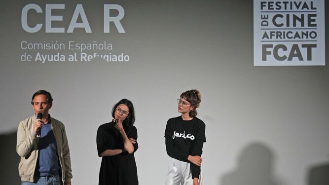 José Carlos Cabrera, del CEAR; Manfre, de la productora Humanproduce, y Brisa Fenoy, anoche en Tarifa.