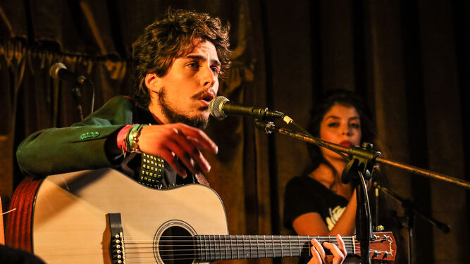 Kiki Morente, al cante y a la guitarra en un concierto.