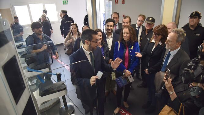 Juan Franco departe con diputados y senadores en el control de pasaportes de la Aduana con Gibraltar.