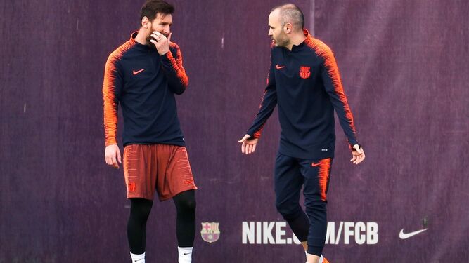 Messi e Iniesta conversan antes de arrancar el último entrenamiento del Barcelona.