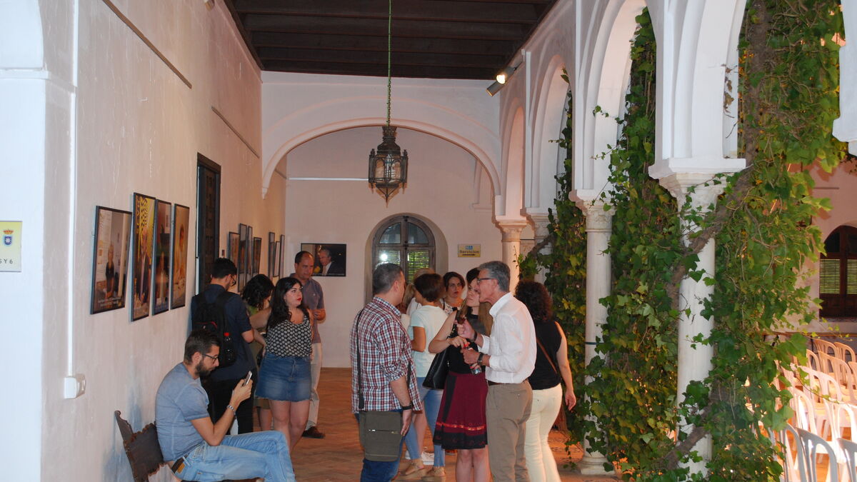 Asistentes a los Cursos de Verano de la UPO en la casa palacio de Los Briones.