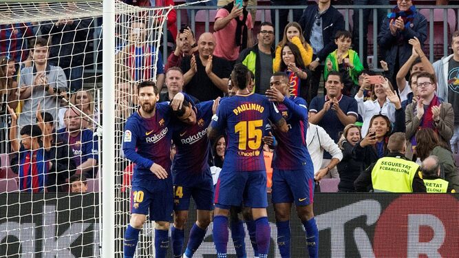 Los jugadores del Barça celebran con Coutinho su gol