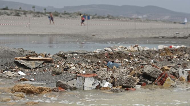 Los escombros que fueron vertidos a la playa de Sobrevela el pasado mes de junio.
