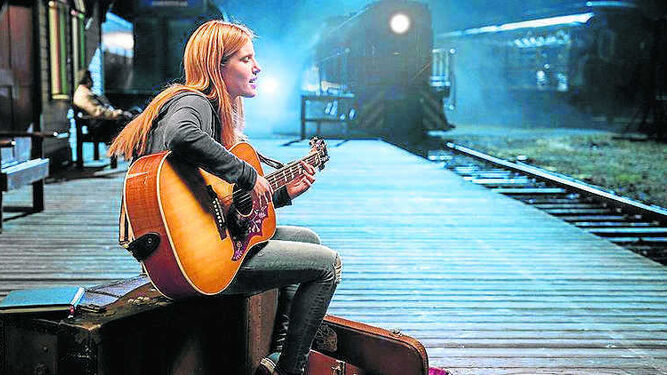 Bella Thorne encarna a una fotosensible aspirante a cantautora.