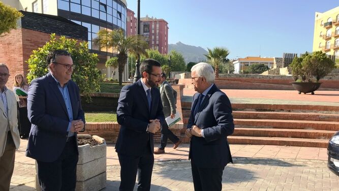 El alcalde, Juan Franco, saluda al vicepresidente, Manuel Jiménez Barrios, ayer en La Línea.