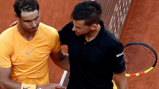 Rafael Nadal y Dominic Thiem se saludan deportivamente al término del encuentro del viernes.